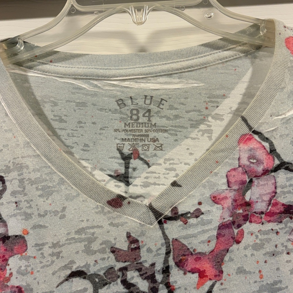 Blue 84 Pink and gray Floral V-Neck Tee M like new - Picture 4 of 5